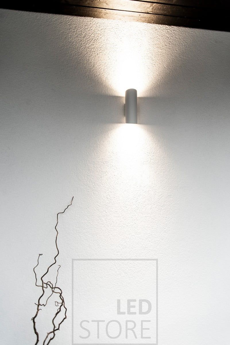 Led Viisto 2 seinävalaisin ulkona valaisemassa terassia sekä sisäänkäyntiä. Valaisimesta löytyy myös musta versio sekä molemmista väreistä yhteen suuntaan valaisevat versiot. Ledstore.fi